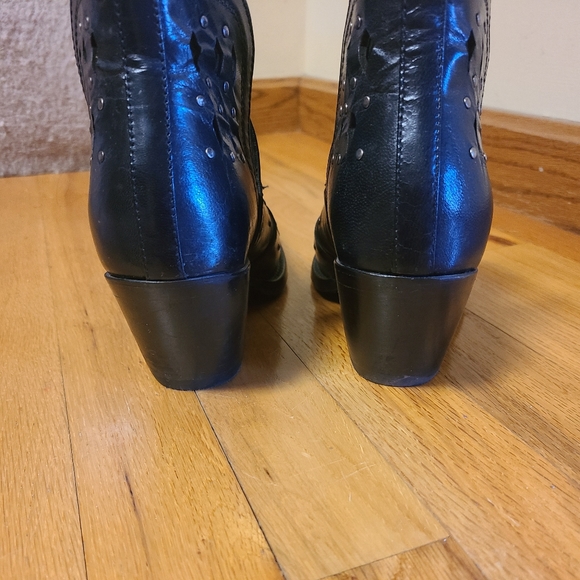 Ariat short black booties Women's 7.5B - Picture 3 of 12